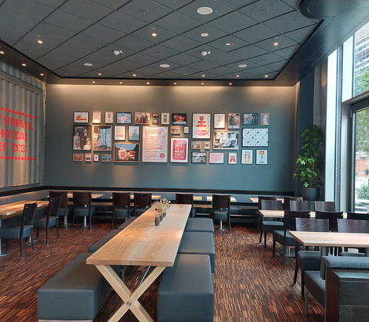 Innenansicht des Jim Block Restaurants am Dammtor mit moderner Wandgestaltung, großem Gemeinschaftstisch und gemütlicher Atmosphäre.