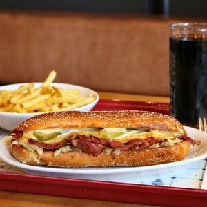 Es gibt Sandwiches.
Und es gibt das Pastrami Sandwich. 🔥 

Seit 2 Monaten auf der Karte und wir kriegen immer noch nicht&nbsp;...