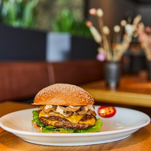 Der JB Champignon: saftiges Prime Beef trifft auf frisch gegrillte Champignons. 🍔🍄 Für alle, die Champignons lieben!&nbsp;...