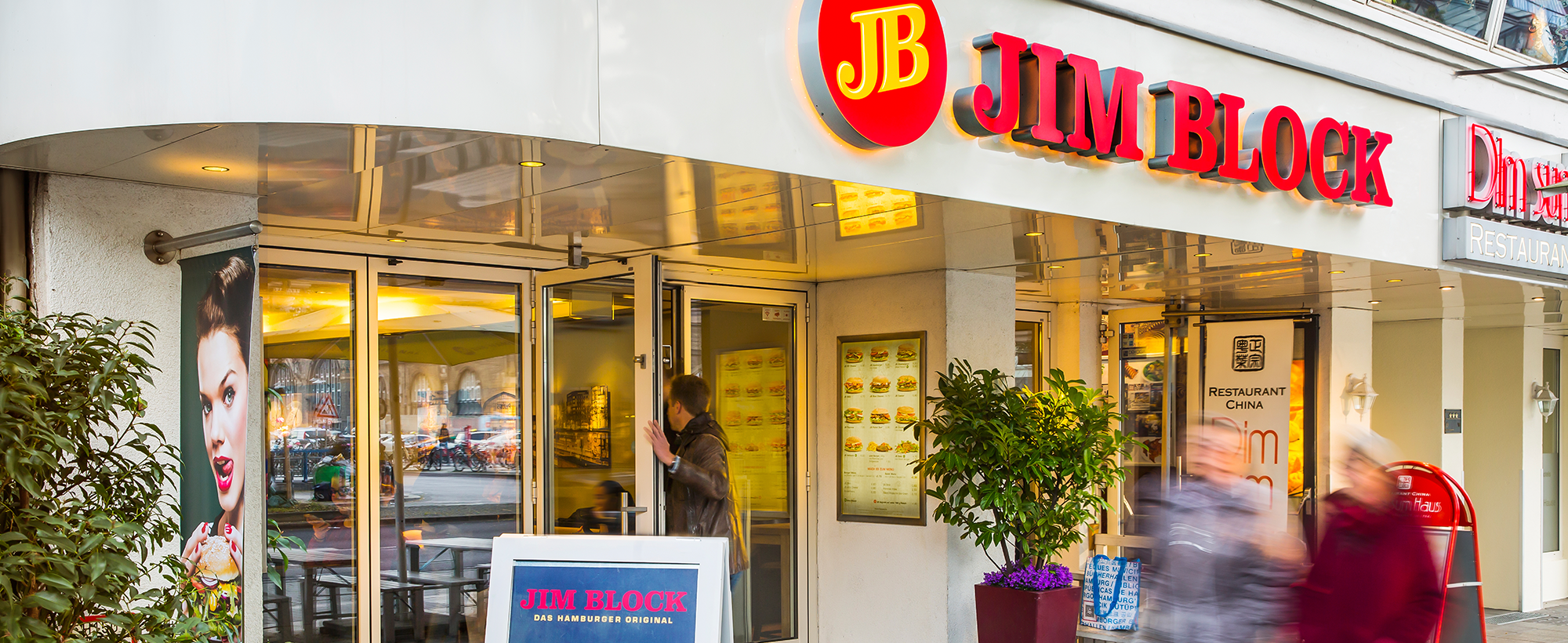Eingang des Jim Block Restaurants an der Kirchenallee Eingang des Jim Block Restaurants an der Kirchenallee bei Tageslicht mit vorbeigehenden Passanten.