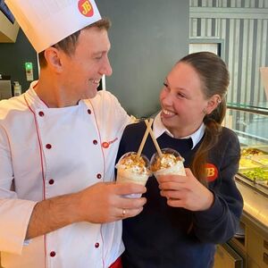 Dienstag schmeckt besser mit Sonne, guten Leuten und einem Shake in der Hand ☀️🥤 

Cheers aufs beste Team! 🍔🙌