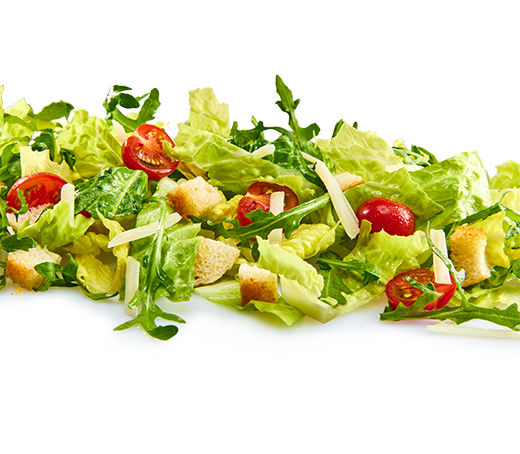 Caesar Salat mit Römersalat, Cherrytomaten, Croûtons, Grana Padano und Rucola