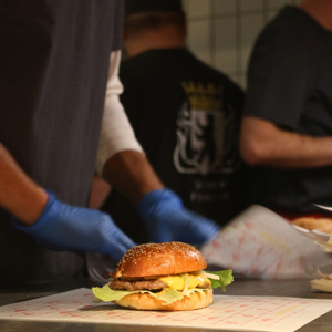 All eyes on him! 👀
Unser JB Mini Cheese! Klein, aber oho. 🍔⭐️

#jimblock #burgerliebe #minicheese