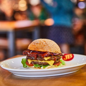 BBQ Burger in Bestform. 😏🍔🔥
Mehr gibt’s dazu nicht zu sagen.

#jimblock #burger